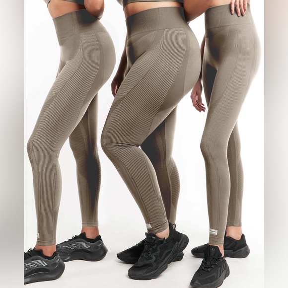 LIKE NEW The Giving Movement SET TONAL LONG-SLEEVE CROPTOP & LEGGINGS MUSHROOM - Picture 5 of 9